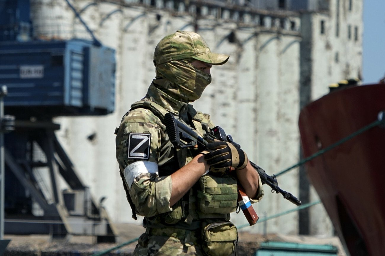 Szokujące nagranie z frontu. Rosyjski żołnierz kastruje ukraińskiego jeńca. Szokujące nagranie z frontu. Rosyjski żołnierz kastruje ukraińskiego jeńca.