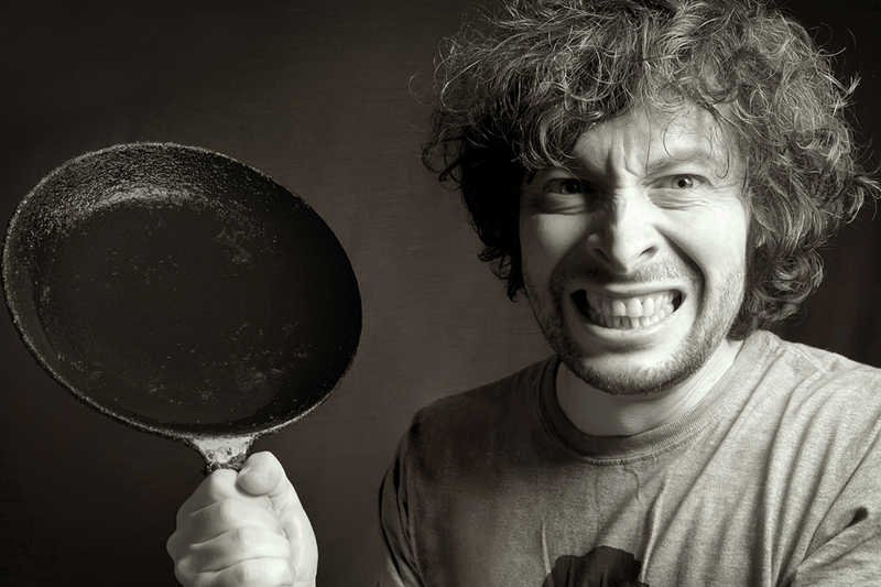 Patelnie z powłoką nieprzywieralną mogą być niebezpieczne? Eksperci wyjaśniają.