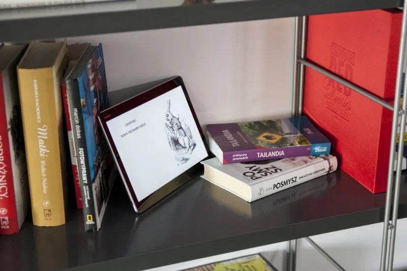 MediaPad M3 Lite waży ułamek tego, co tradycyjna książka.O d czytnika e-booków jest znacznie bardziej funkcjonalny. A komfort czytania? Porównywalny z kartką - zwykłego i "e" - papieru.