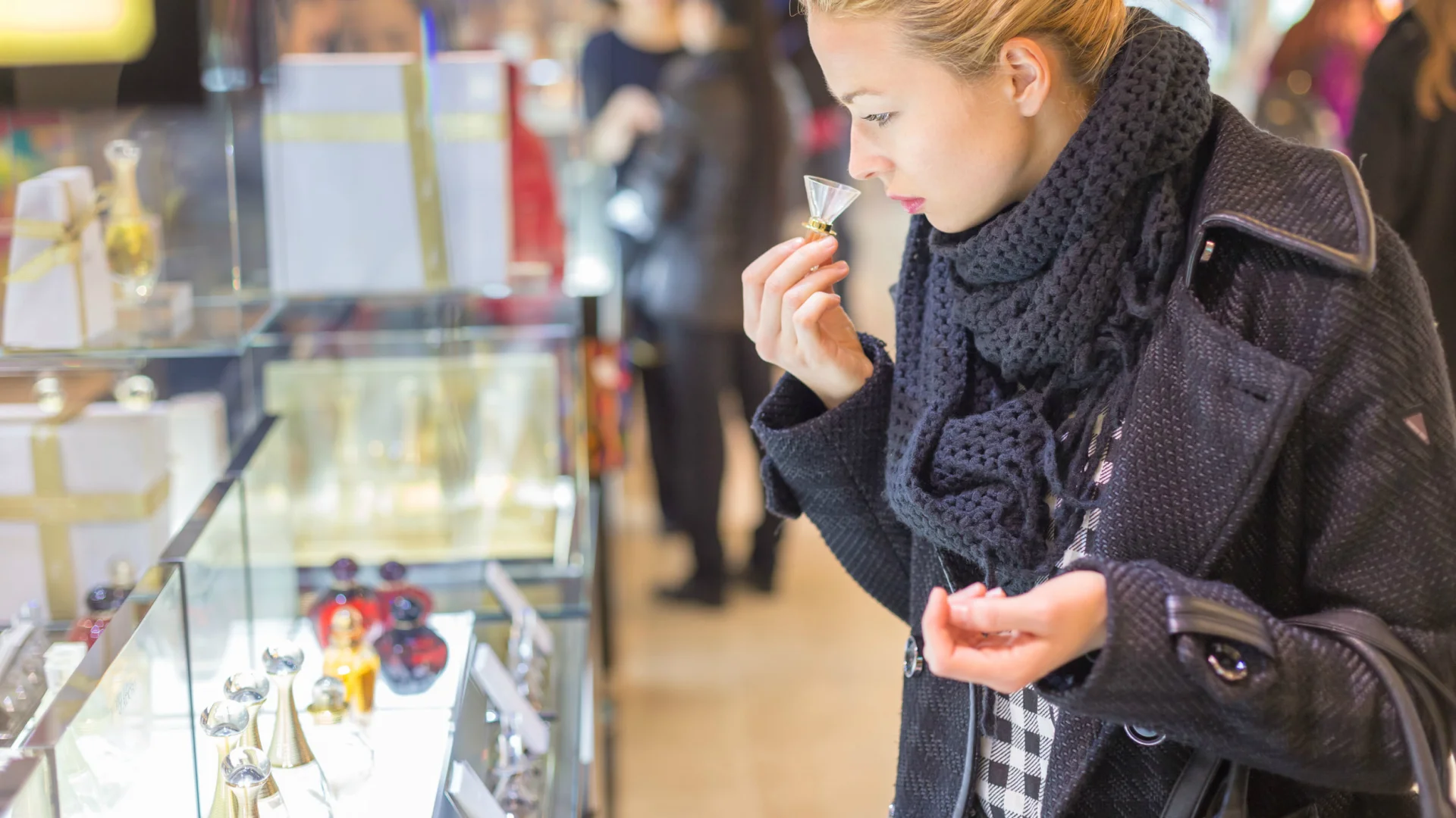 Rossmann organizuje kolejną promocję, tym razem przy zakupie dwóch flakonów perfum, jeden z nich dostajemy gratis.