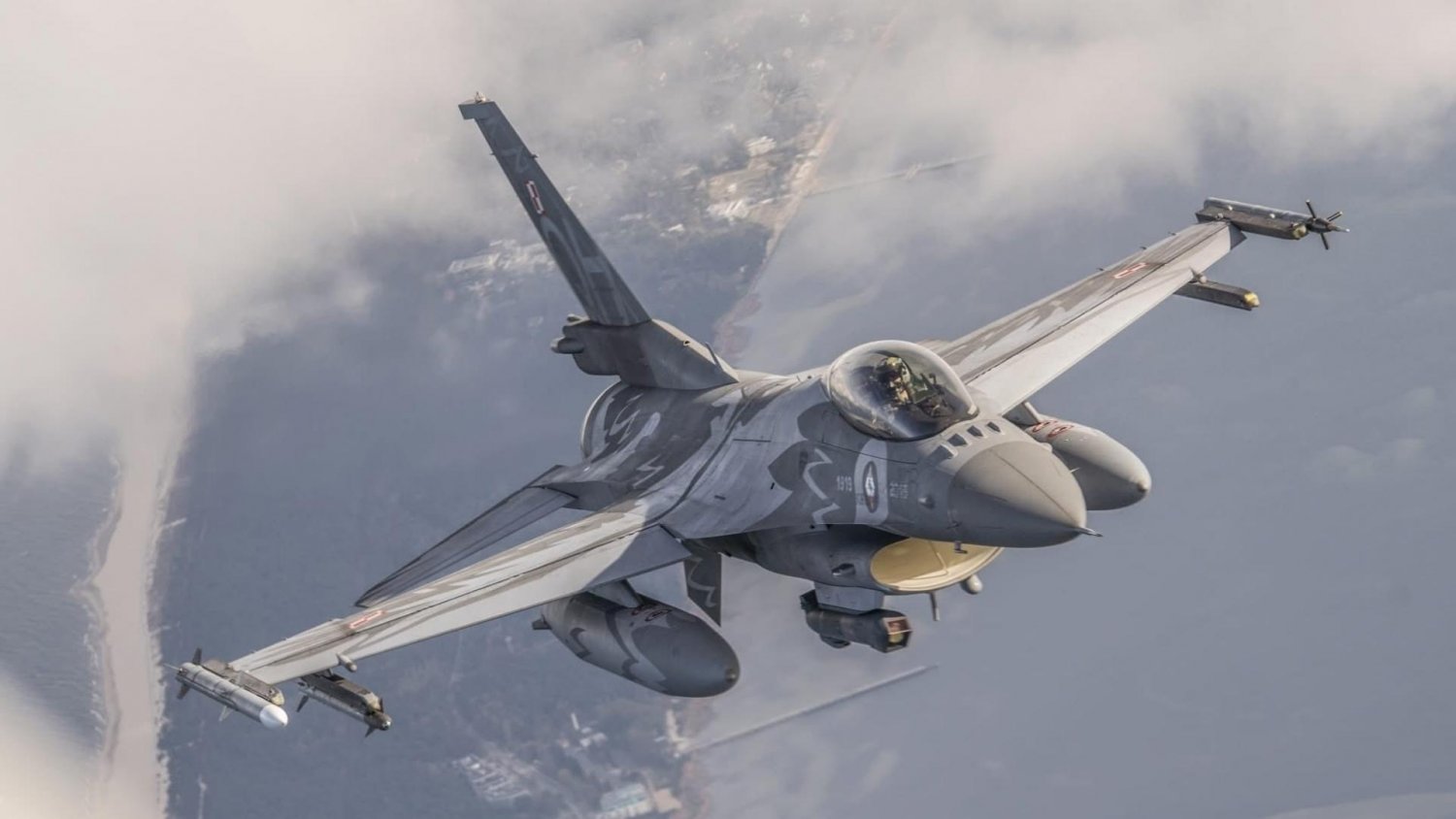 Wojsko poderwało myśliwce. Wstrzymano ruch na dwóch lotniskach