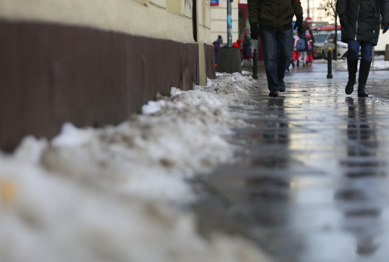 Kolejna ofiara pogody. 66-latek poślizgnął się na oblodzonym chodniku.