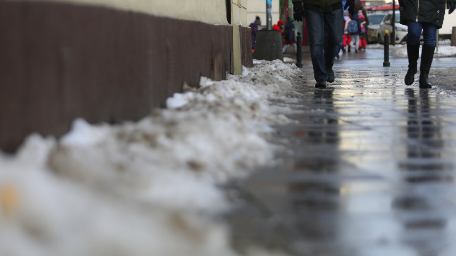 Kolejna ofiara pogody. 66-latek poślizgnął się na oblodzonym chodniku.