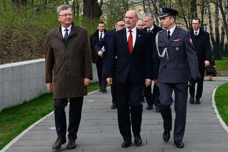 Zastępca Antoniego Macierewicza przekonuje, że wojsko musi kierować się dekalogiem.