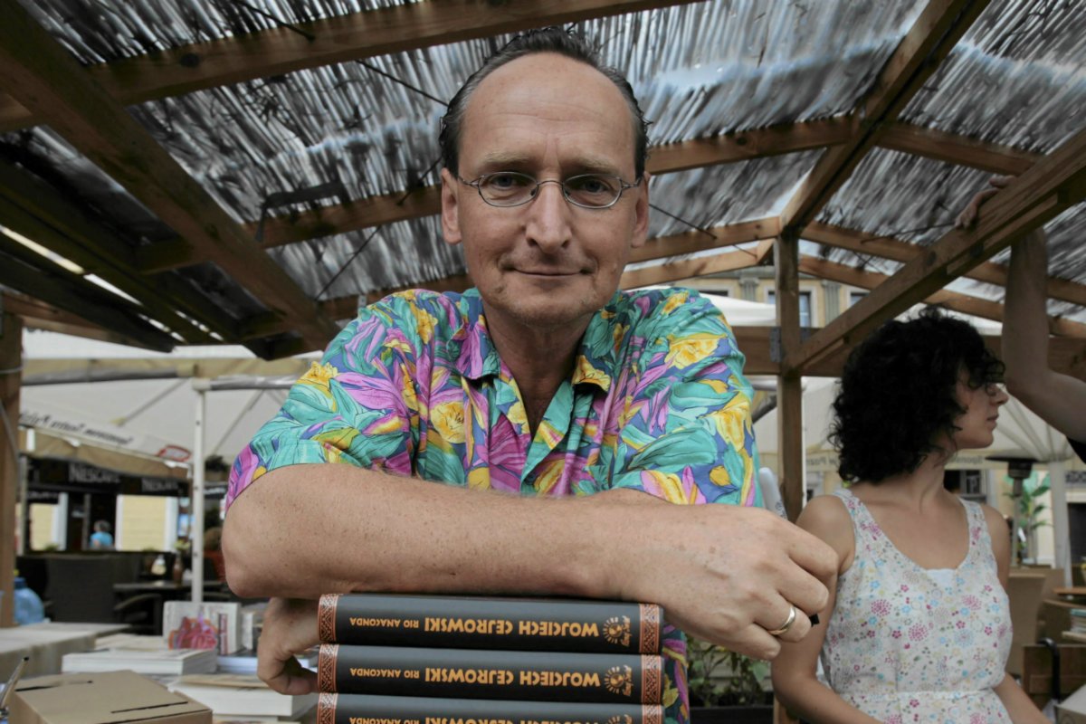 Wojciech Cejrowski poskarżył się, że ludzie Aleksandry Dulkiewicz usunęli go siłą z terenu kościelnego. Tymczasem miał nielegalnie sprzedawać tam książki.