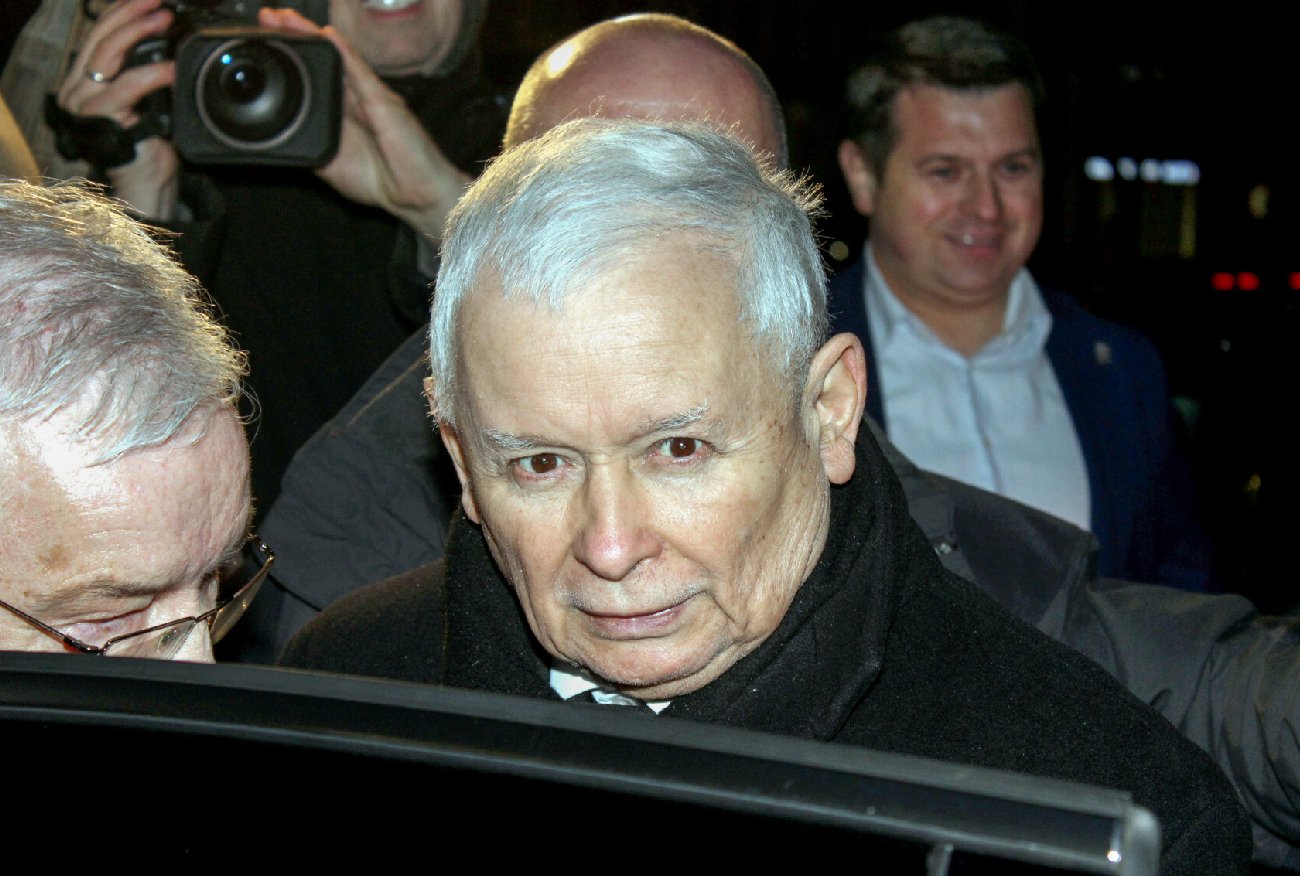 Zaginęły akta paszportowe Jarosława Kaczyńskiego? "Bezprawny posiadacz".