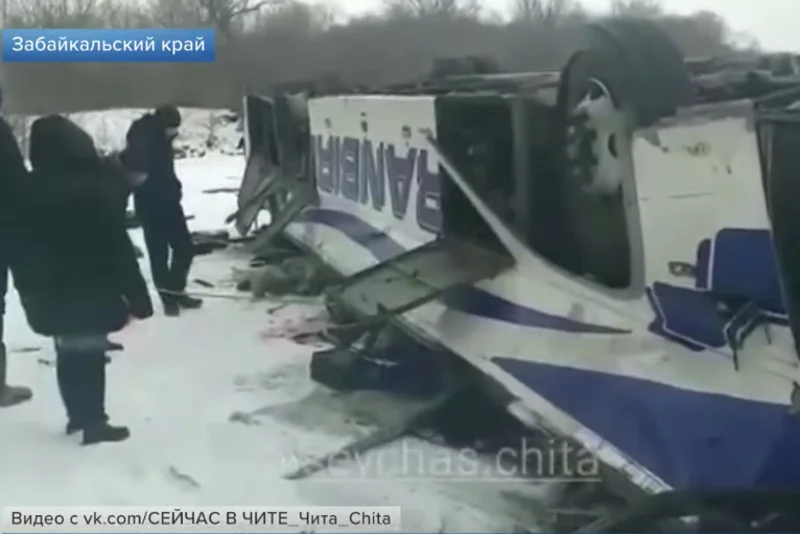 Tragiczny wypadek w Rosji. Autobus spadł z mostu, nie żyje kilkanaście osób.