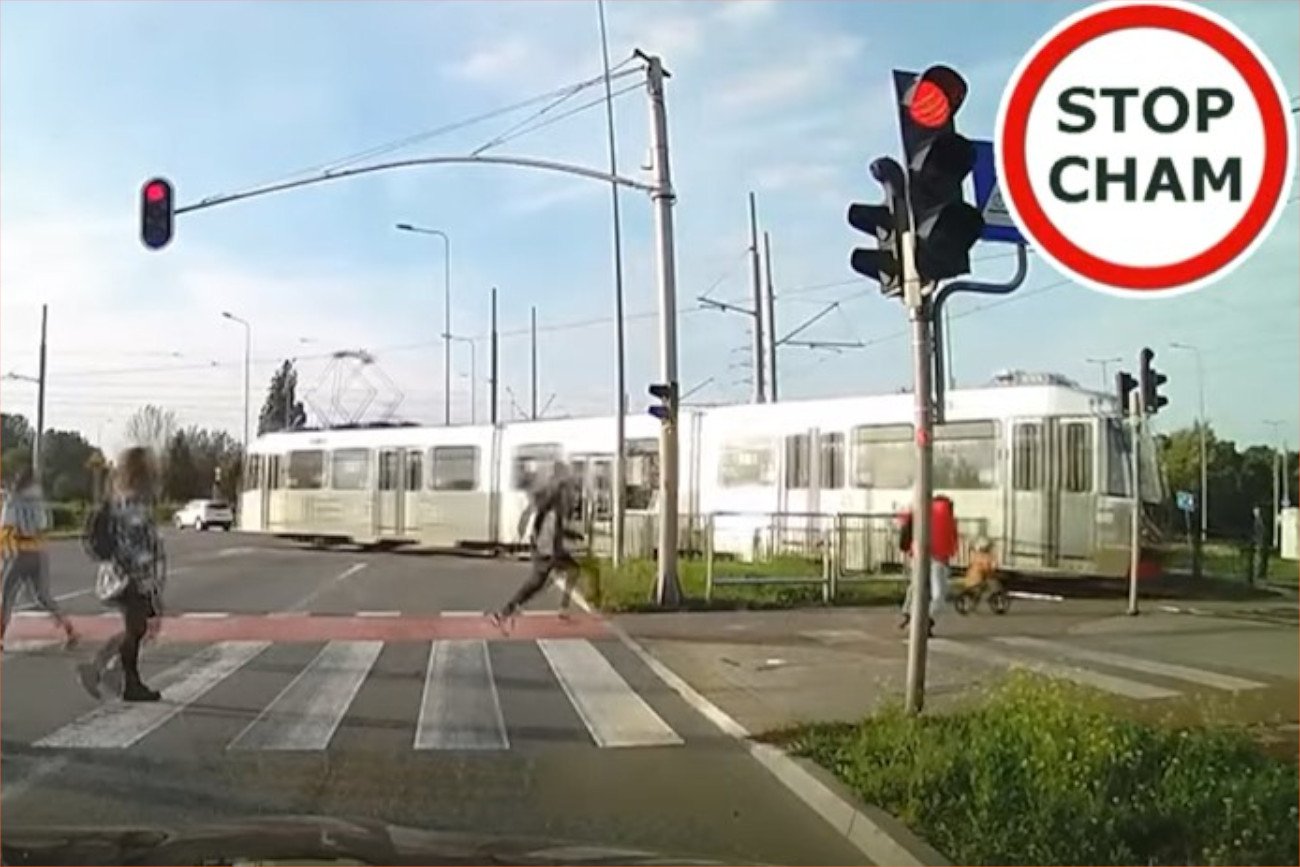 O mały włos a chłopczyk wjechałby pod tramwaj.