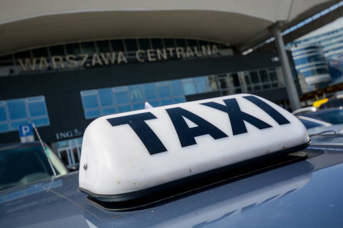 Zamówili kurs taksówką przez całą Polskę.  Zaatakowali taksówkarza nożem