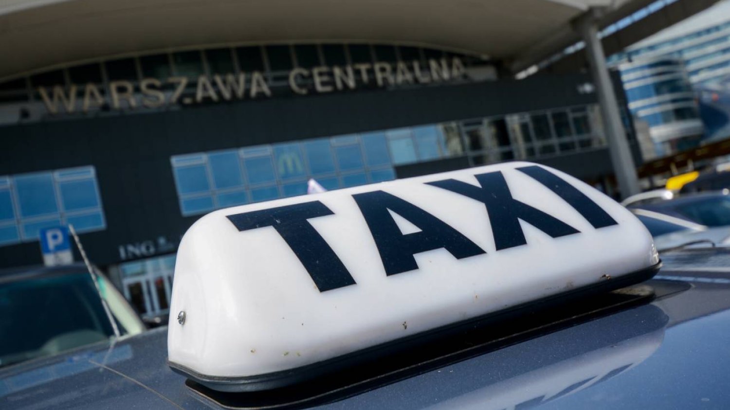 Zamówili kurs taksówką przez całą Polskę.  Zaatakowali taksówkarza nożem