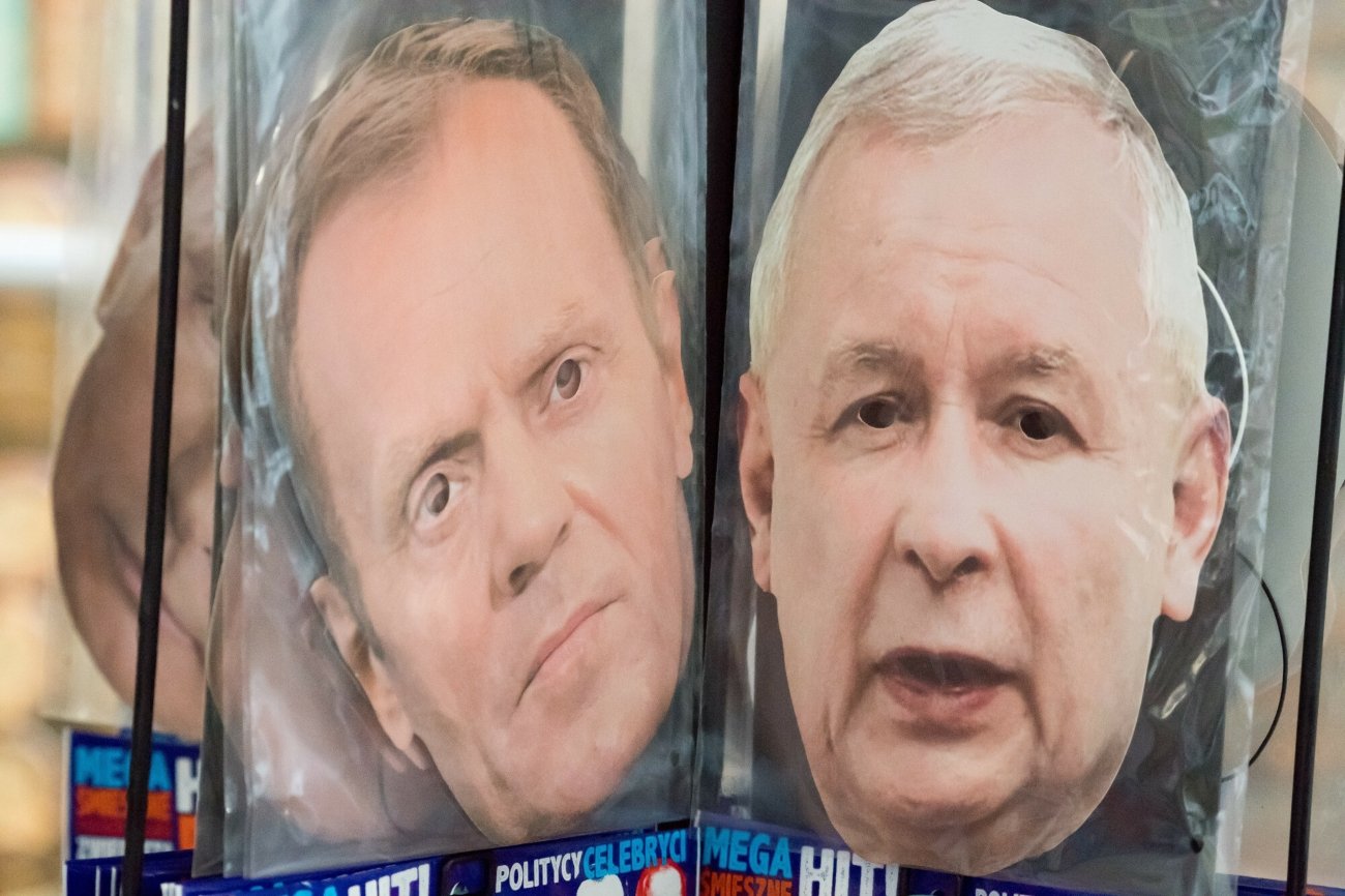 Papierowe maski Donalda Tuska i Jarosława Kaczyńskiego.