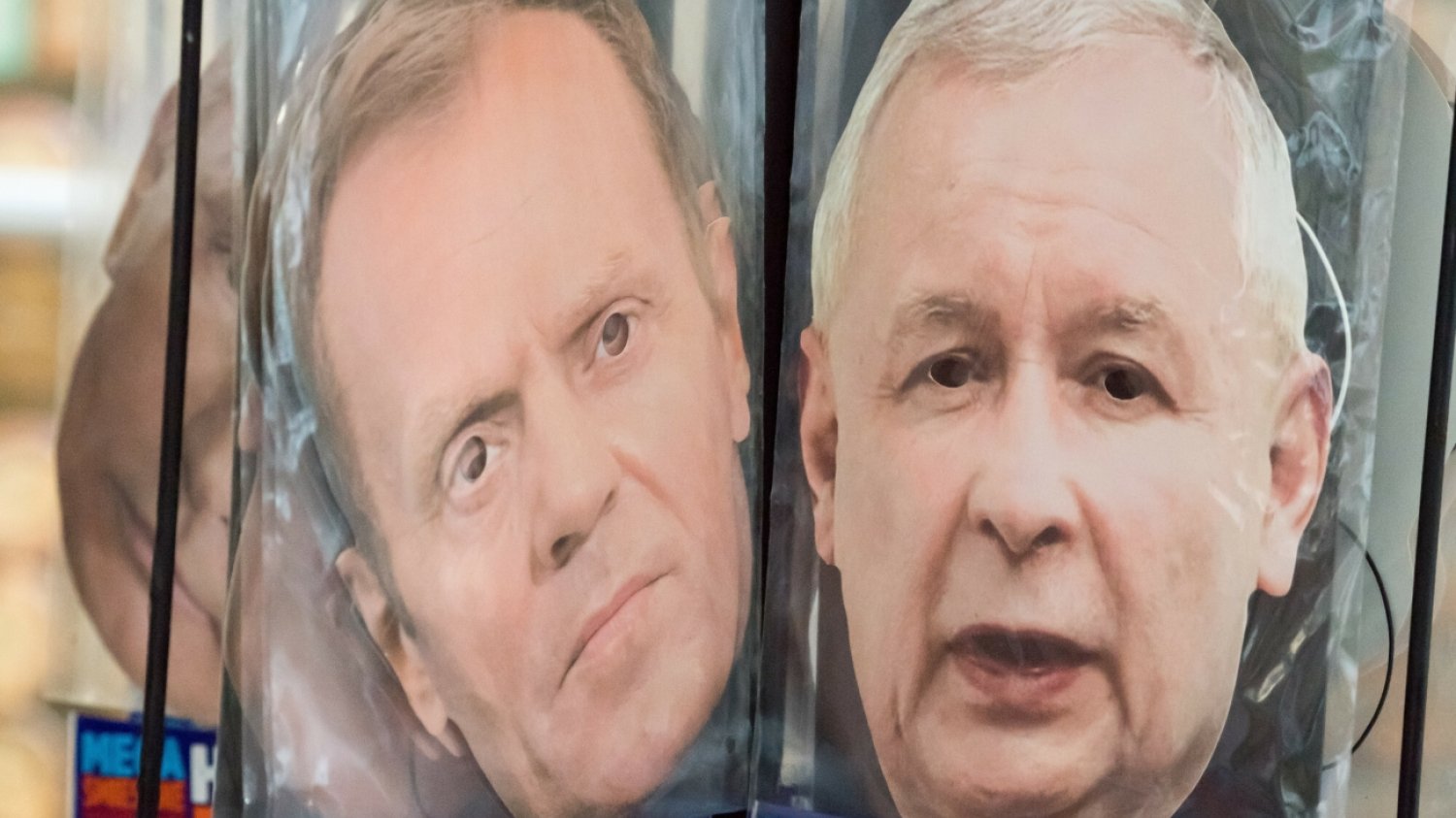 Papierowe maski Donalda Tuska i Jarosława Kaczyńskiego. Papierowe maski Donalda Tuska i Jarosława Kaczyńskiego.