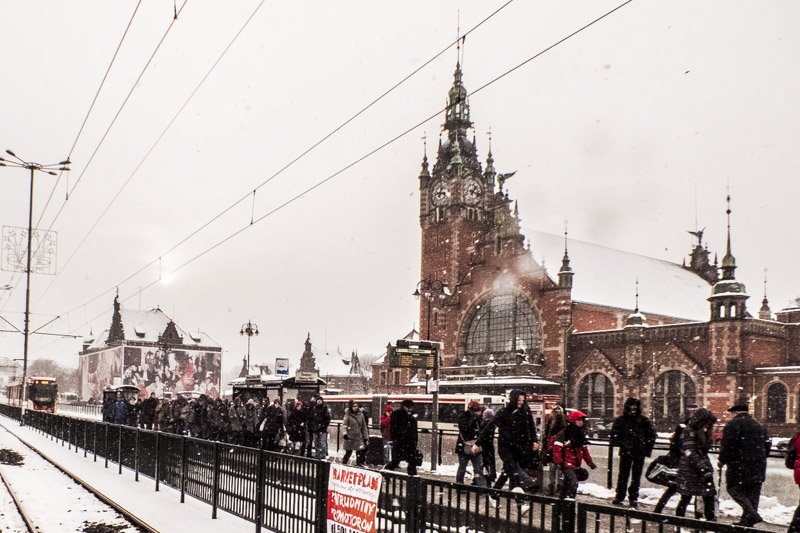 Na przystankach przed gdańskim Dworcem Głównym pasażerowie musieli długo czekać na tramwaj. W hallu dworca gęstniał tymczasem tłum oczekujących na pociągi spóźnione nawet o 300 minut.