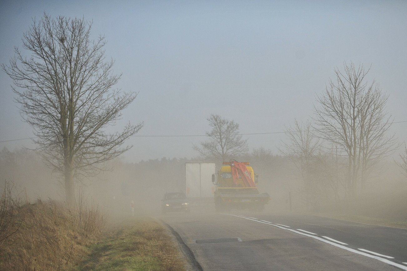 Kierowców zaskoczyła burza piaskowa. Tak wyglądał droga koło Wolsztyna.