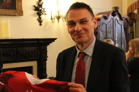 Wojciech Kaczmarczyk, pełnomocnik rządu PiS ds. równego traktowania, wywołał zdumienie poparciem dla dyskryminacji w dostępie do dóbr i usług ze względu na kolor skóry lub orientację seksualną.
