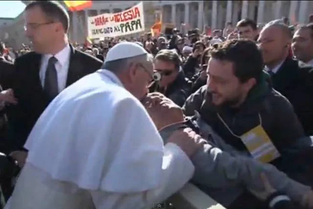 Papież Franciszek przed mszą inaugurującą jego pontyfikat ucałował na placu św. Piotra niepełnosprawnego mężczyznę