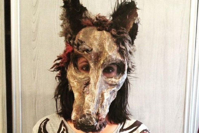 Kasia Kowalska pozuje w masce wilka.