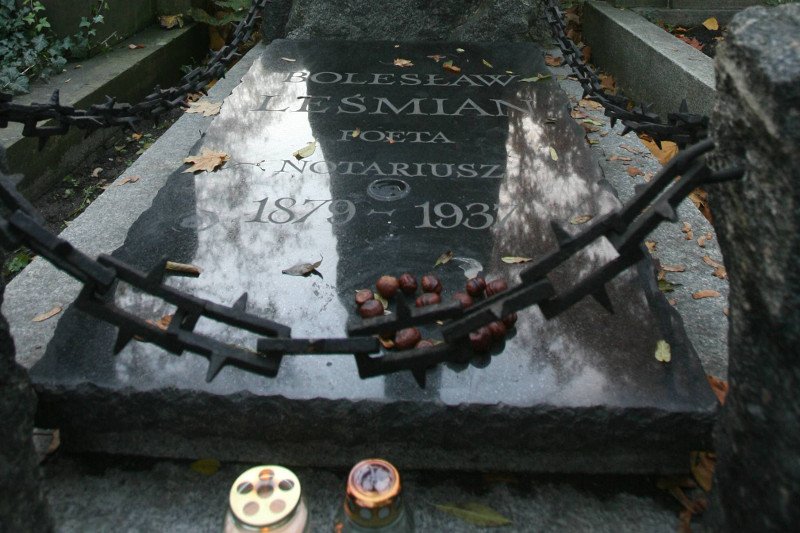 Grób Leśmiana znajdziemy na warszawskich Powązkach.