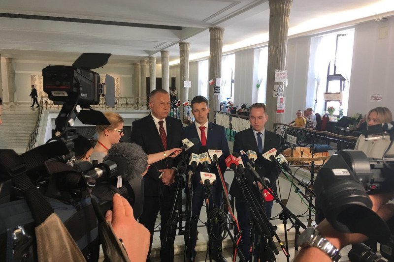 Posłowie Adam Andruszkiewicz, Jarosław Porwich oraz radny Daniel Purwin czyli "Stowarzyszenie dla Polski"