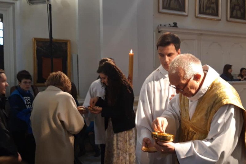 W parafii bł. Edwarda Detkensa w Warszawie dwie misjonarki z Brazylii udzieliły komunii świętej.