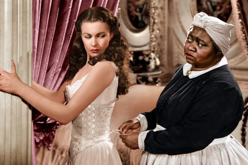 Vivian Leigh jako Scarlett O'Hara i Hattie McDaniel jako Mummy w  filmie "Przeminęło z wiatrem" z 1939 roku.