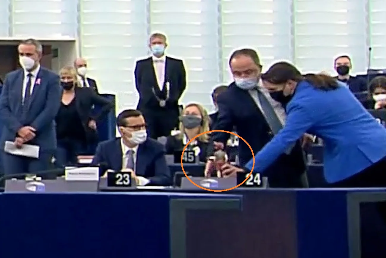 Europoseł Łukasz Kohut wręczył prezent Mateuszowi Morawieckiemu podczas debaty.