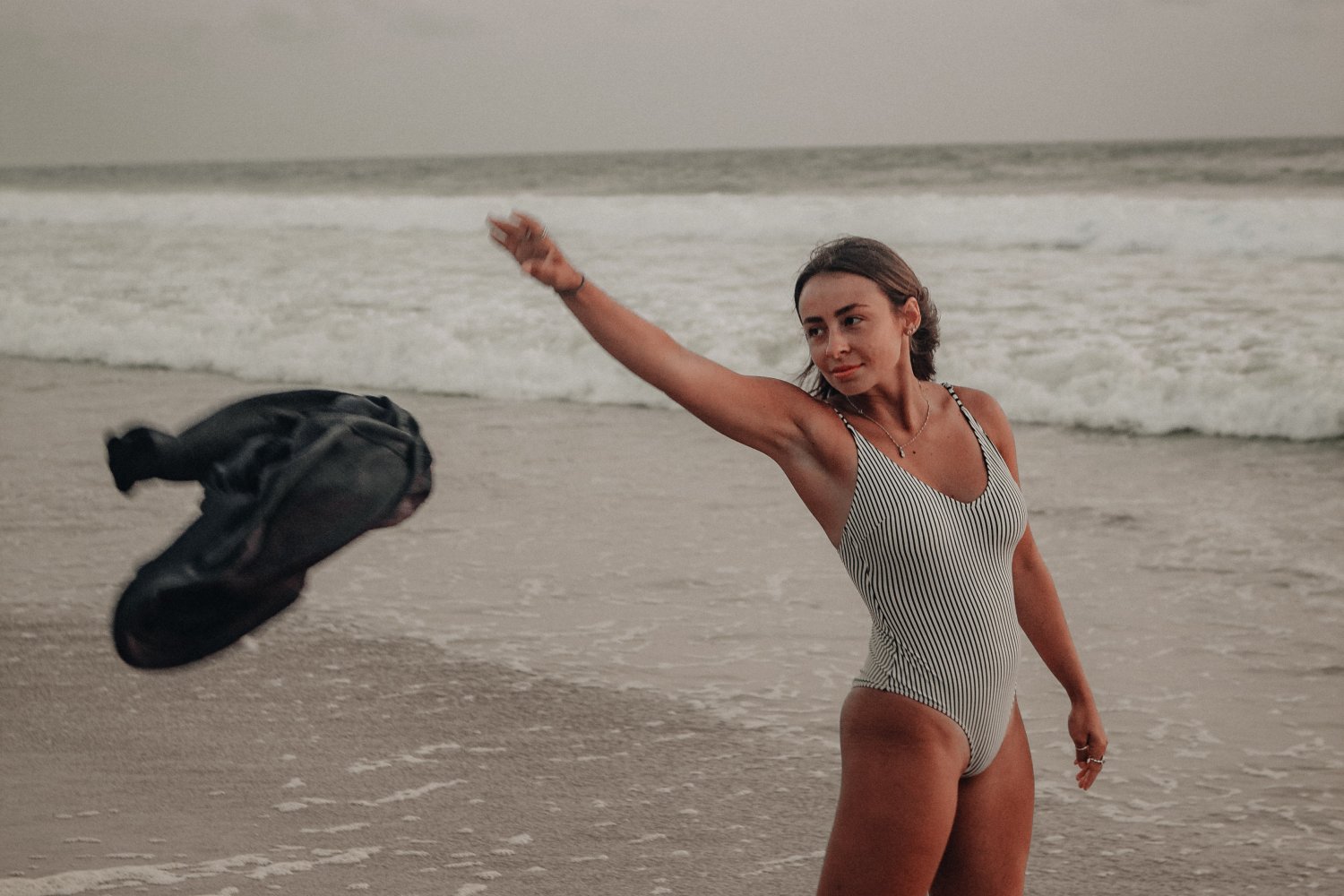 ciałopozytywność latem dziewczyna w bikini na plaży