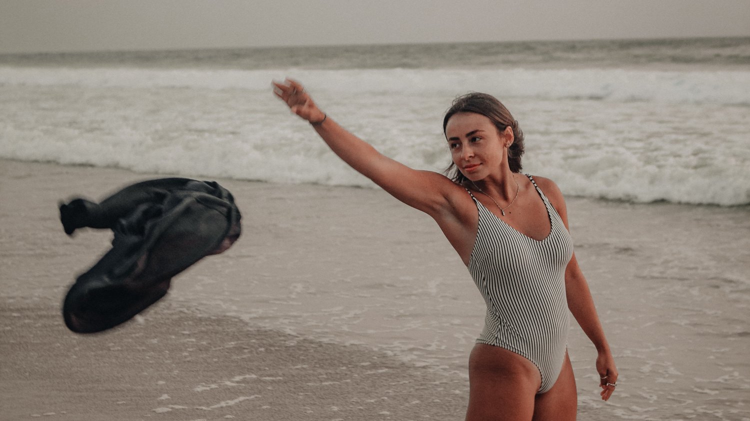 ciałopozytywność latem dziewczyna w bikini na plaży