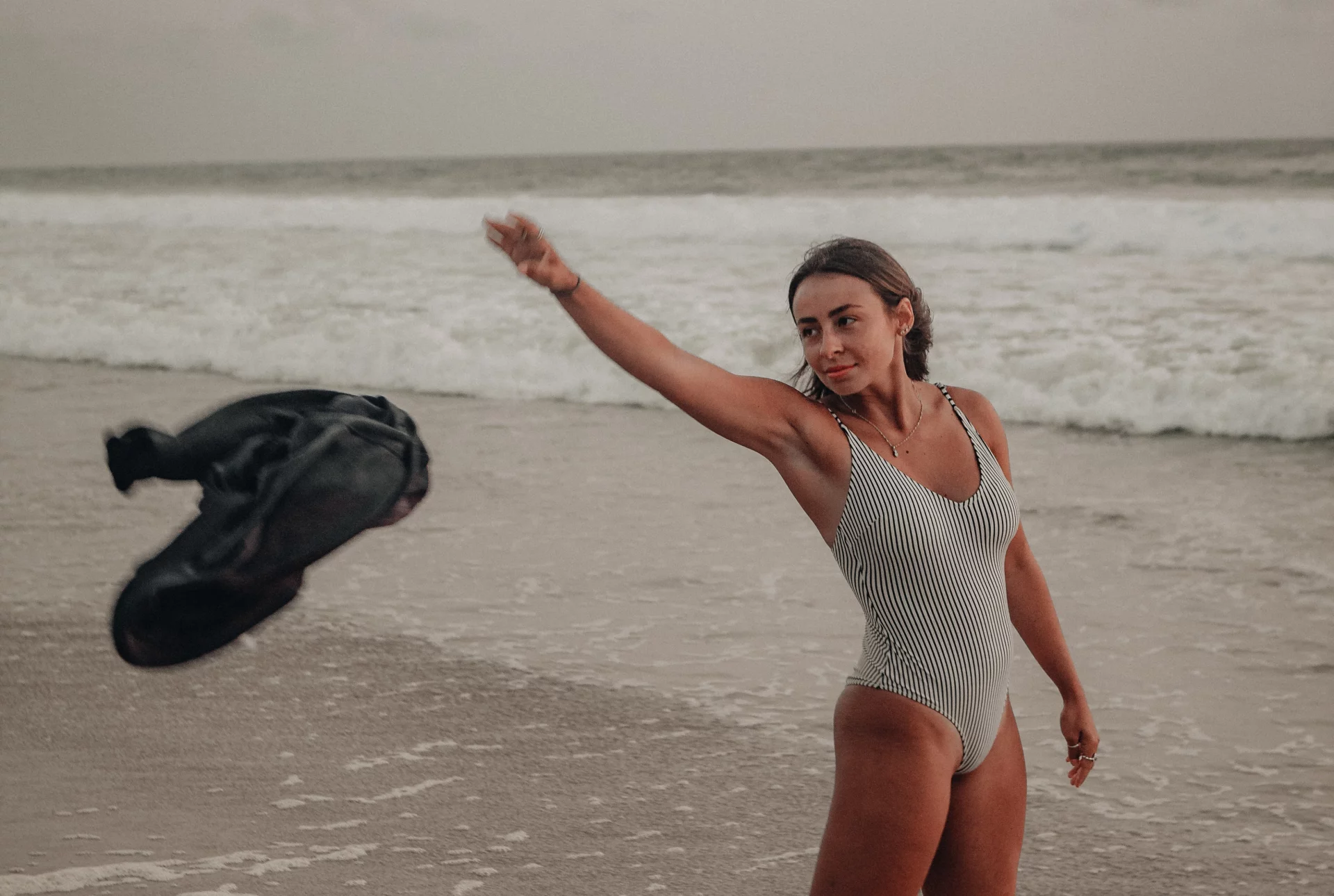 ciałopozytywność latem dziewczyna w bikini na plaży