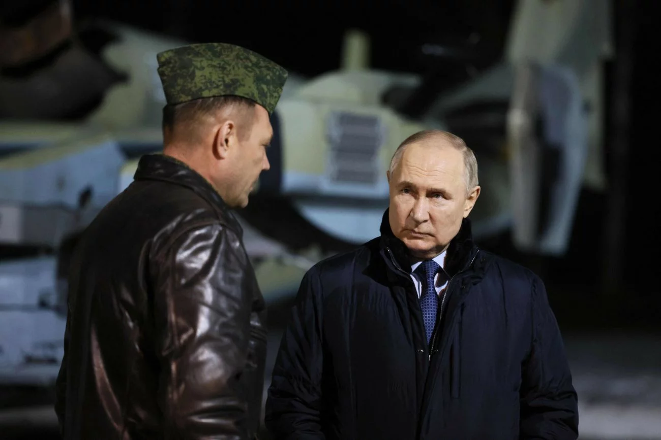 Wszyscy mówią o Bliskim Wschodzie, a Ukraina... nie radzi sobie z nową taktyką Rosji Władimir Putin z wojskowym