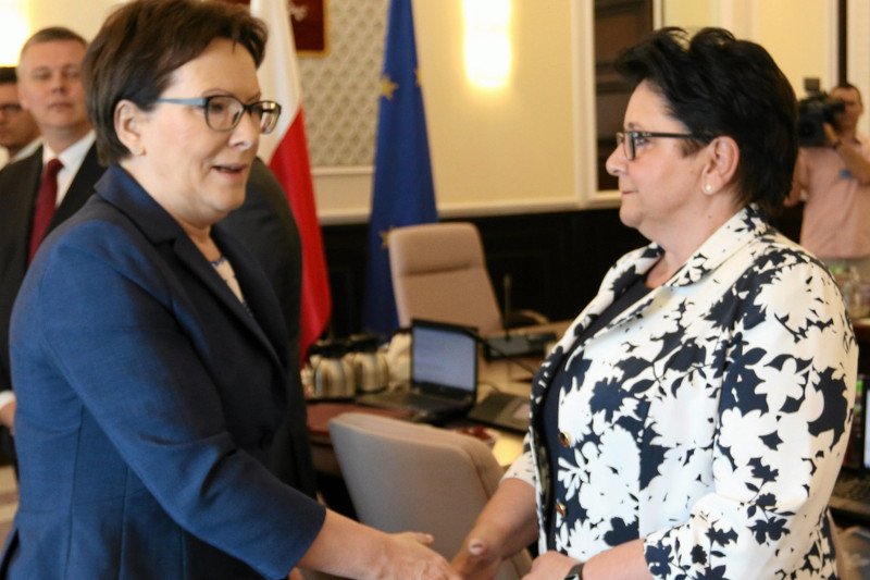 Jest decyzja Unii w sprawie uchodźców. Polska głosowała inaczej niż cała Grupa Wyszehradzka. "Gorzej być nie mogło". Na zdjęciu premier Ewa Kopacz i minister spraw wewnetrznych Teresa Piotrowska
