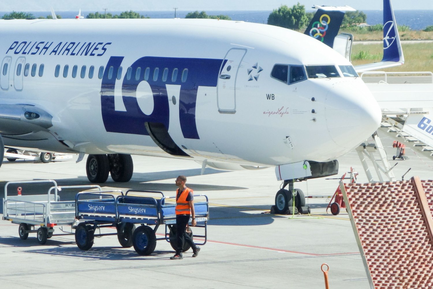 Samolot wróci teraz do Polski bez pasażerów. Tym zaproponowano alternatywne połączenia.