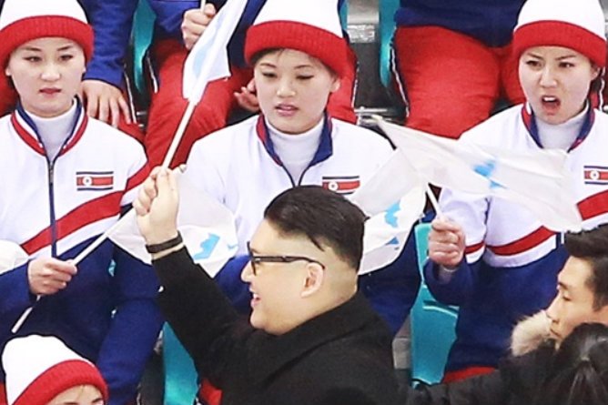 Cheerleaderki z Korei Północnej zostały zaskoczone na igrzyskach w Pjongczang wizytą niespodziewanego gościa.