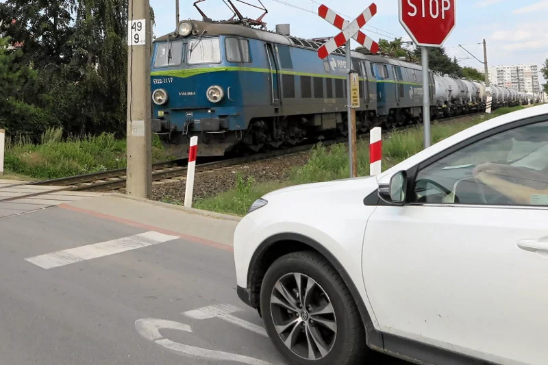 Na niestrzeżonym przejeździe kolejowym w Nowej Wsi Kąckiej zginęło pięć osób.