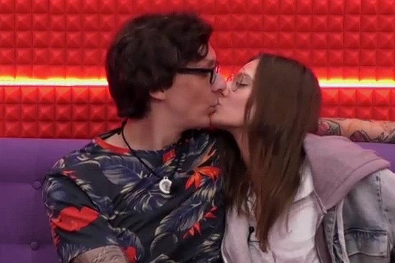 Juszes martwi się, że jej chłopak nie chce powiedzieć jej czegoś ważnego.