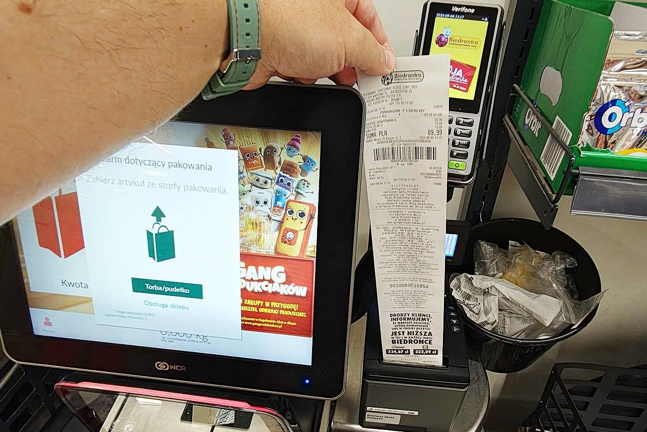 Na zdjęciu czytelnik naTemat.pl odbierający długi paragon ze sklepu Biedronka.