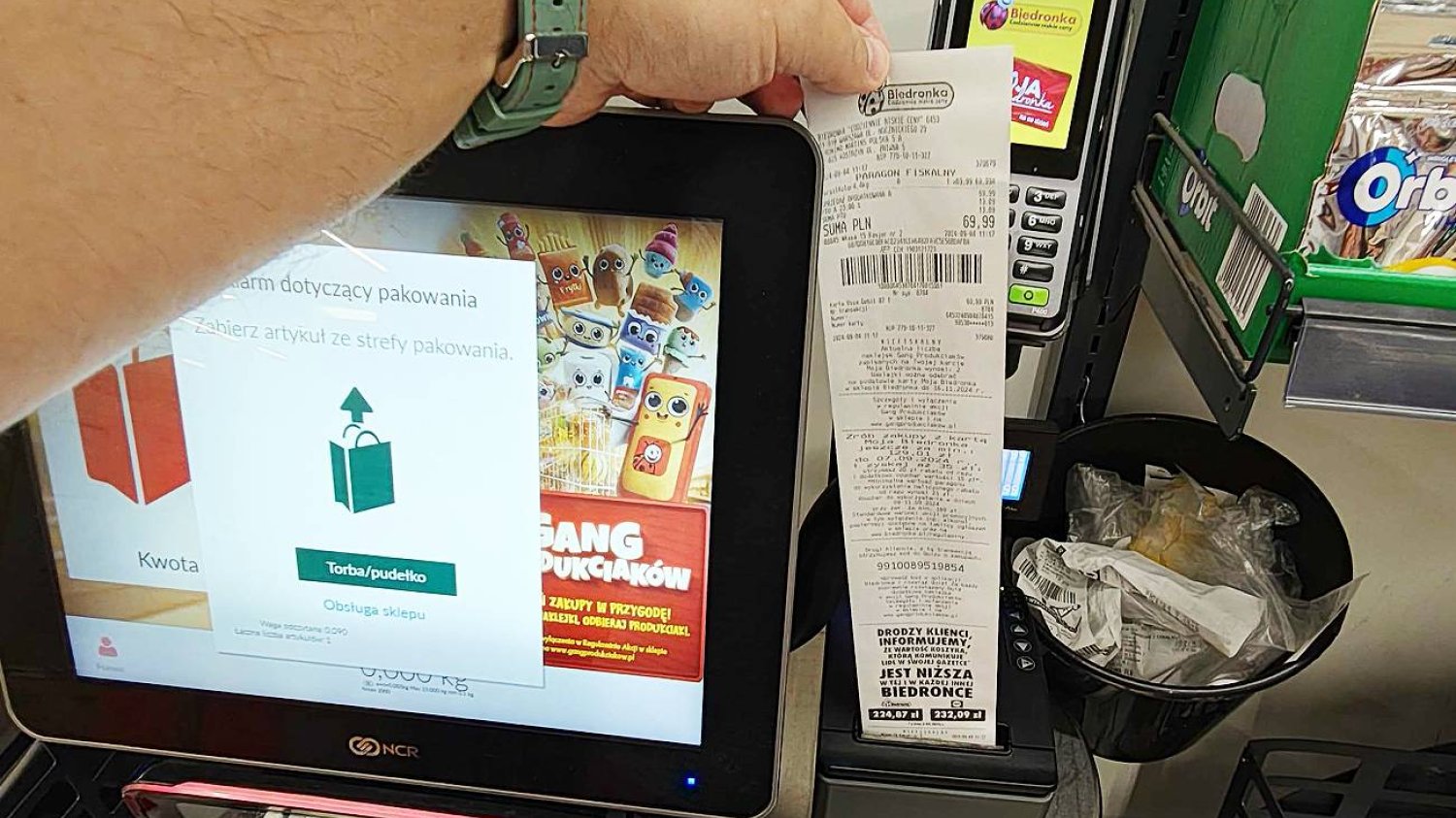 Biedronka poszła na całość, Lidl nie chce zostać z tyłu. A my ze sklepów wynosimy paragony długie jak bandaże Na zdjęciu czytelnik naTemat.pl odbierający długi paragon ze sklepu Biedronka.