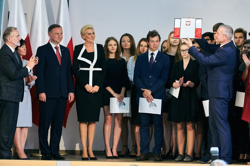 Prezydenta Dudą i jego małżonkę pod liceum w Gdyni wygwizdali opozycjoniści.