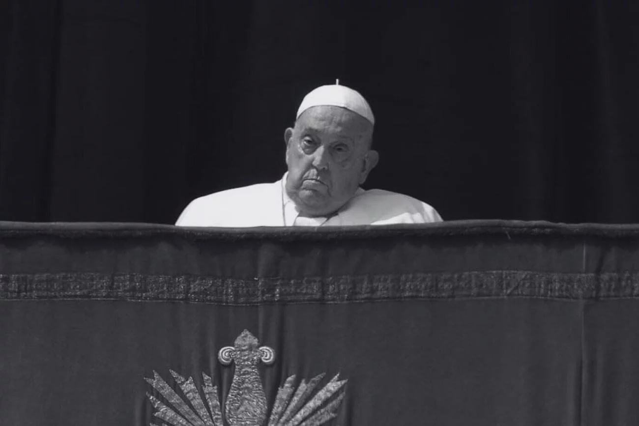 Co się dzieje z ciałem papieża po śmierci? Szereg procedur w Watykanie. Papież nie żyje. Oto co się dzieje z ciałem Franciszka po śmierci.