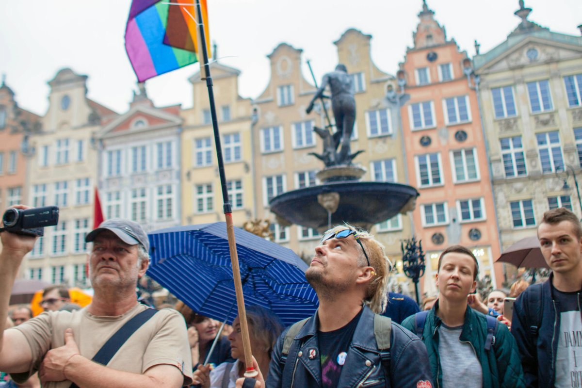 Po zamieszkach w Białymstoku tłumy ludzi solidaryzują się ze społecznością LGBT.