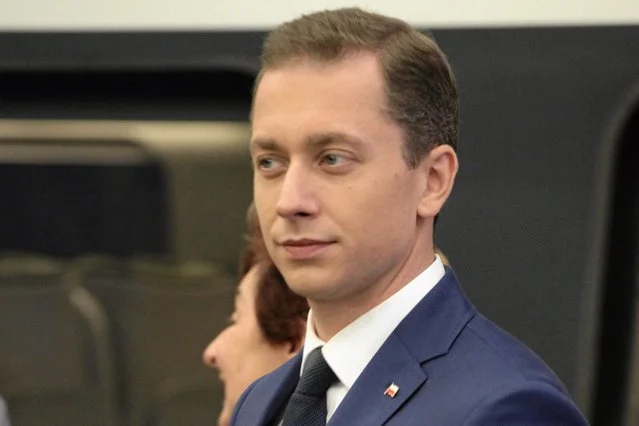 Dlaczego zdewastowano biuro poselskie Cezarego Tomczyka z PO w Pabianicach?