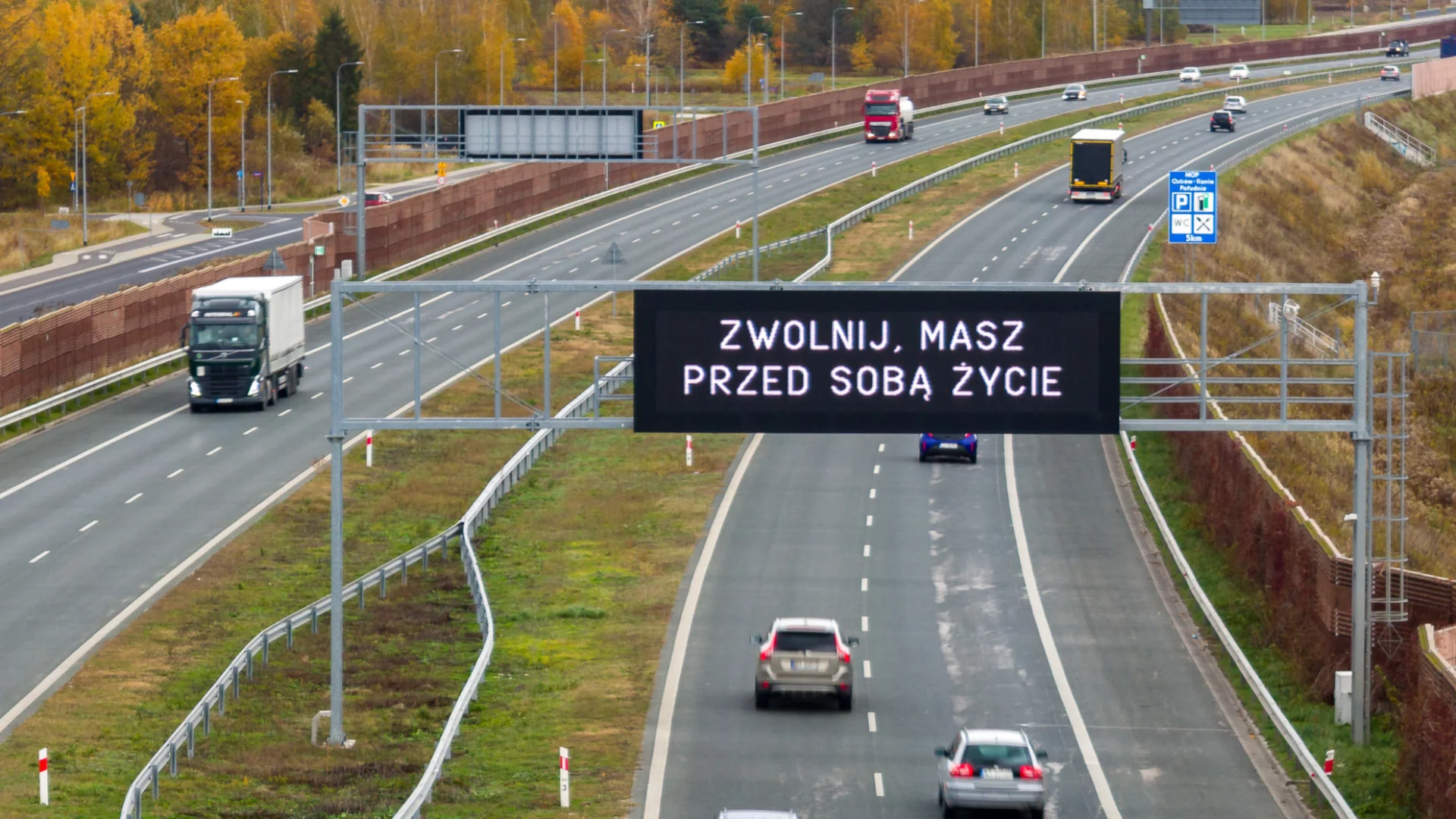 "Zwolnij, masz przed sobą życie" - hasło kampanii naTemat pojawiło się na drogach w całej Polsce. "Zwolnij, masz przed sobą życie" - hasło kampanii naTemat pojawiło się na drogach w całej Polsce.