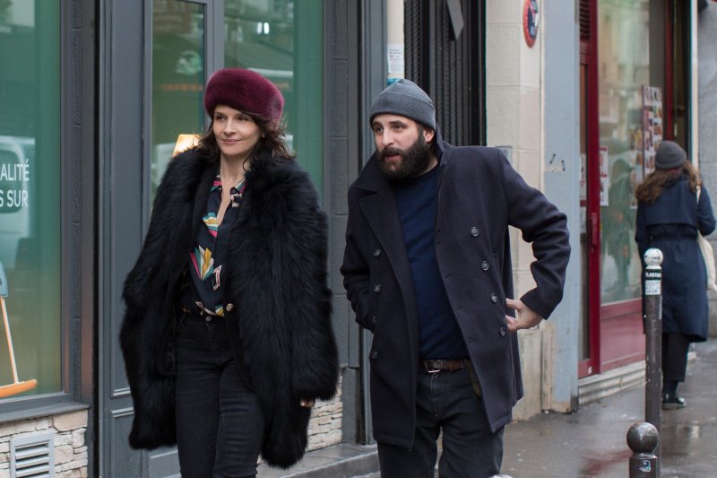 Czy podwójne życie zawsze oznacza zdradę? Niekoniecznie. Do takiego wniosku można dojść po obejrzeniu nowego filmu Oliviera Assayasa.