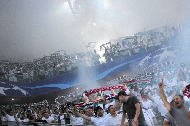 Władze Legii Warszawa idą na wojnę z kibicami. Zażądają milionowych odszkodowań.