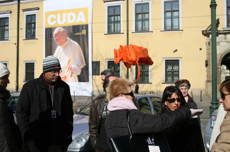 Turyści przed Oknem Papieskim w Krakowie