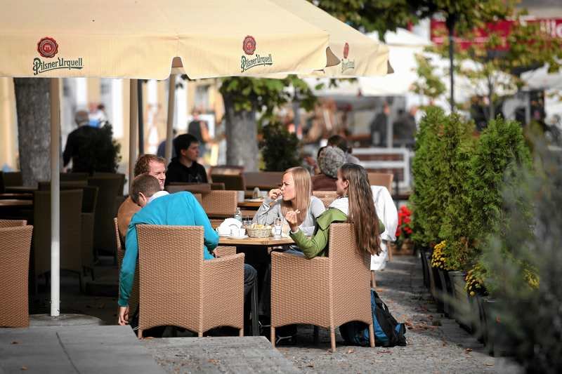 Śniadanie spożywane w ogródku przy lokalu gastronomicznym w Białymstoku