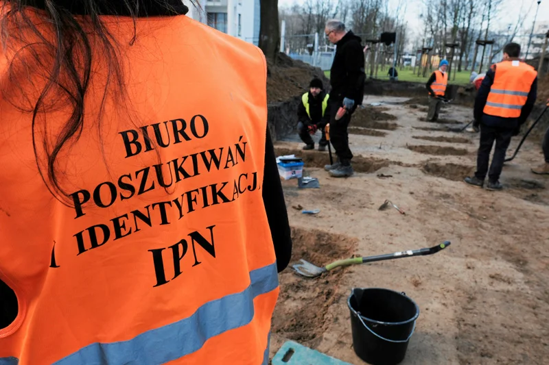 W zamian za prace przy poszukiwaniu szczątków żołnierzy, IPN rozdawał wolontariuszom ziemię z grobów.