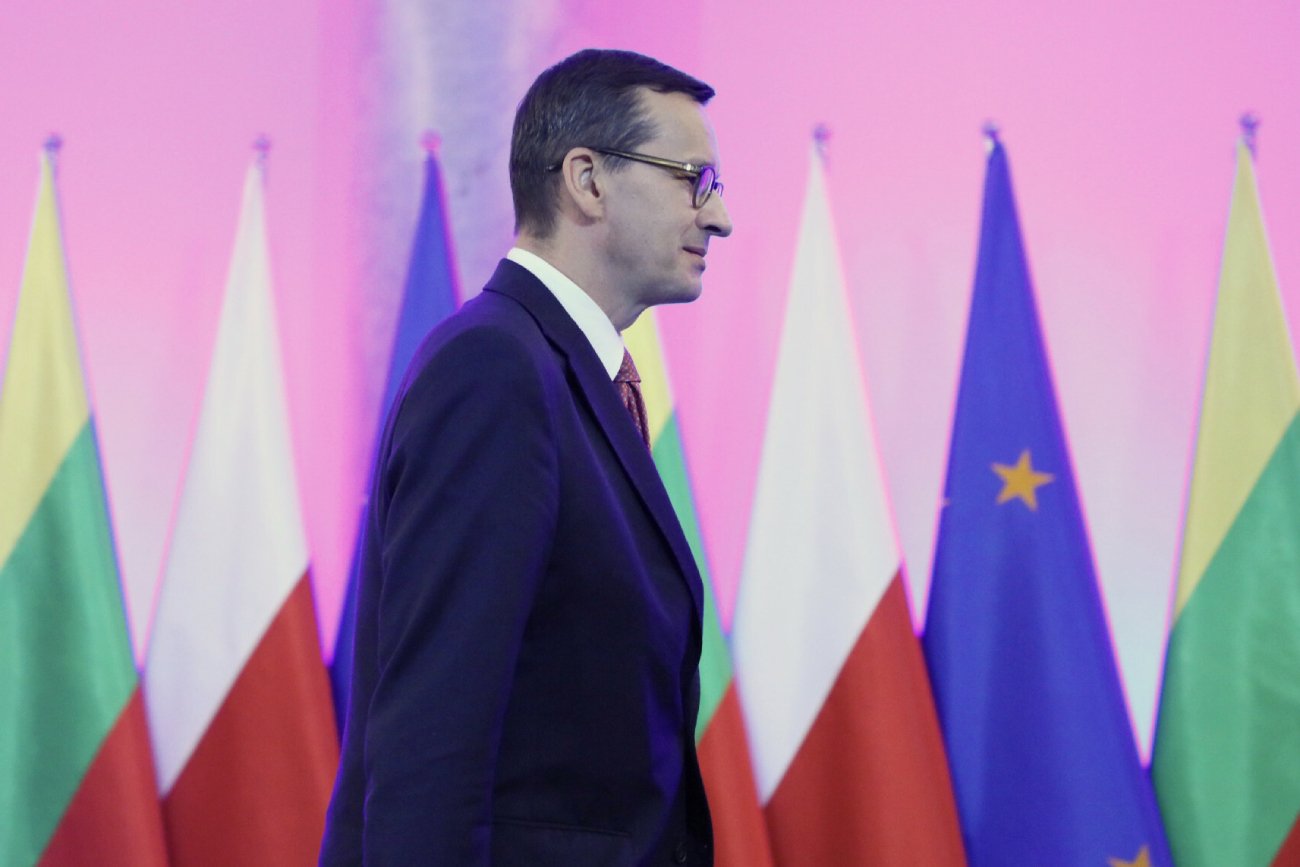 Morawiecki komentuje tęczowe opaski. Premier o Black Eyed Peas na sylwestra