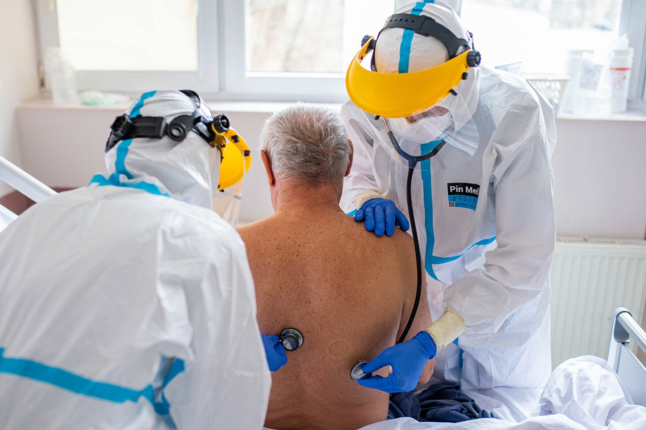 Z badań wynika, że objawy Omikronu przypominają symptomy przeziębienia.