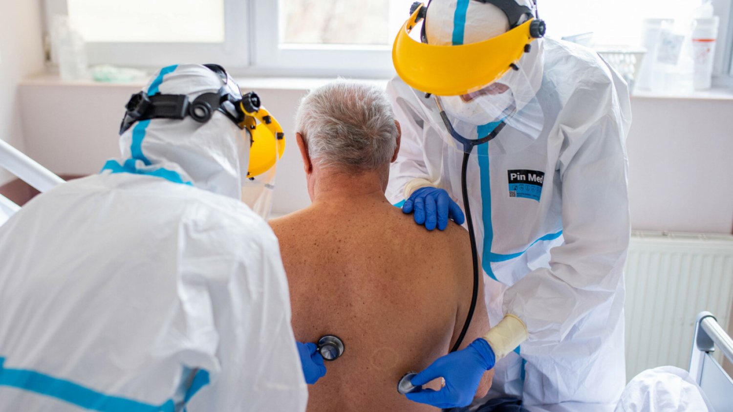 Z badań wynika, że objawy Omikronu przypominają symptomy przeziębienia.